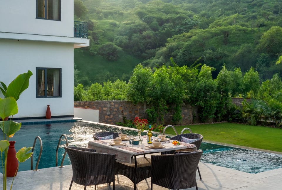 Restaurant/places to eat, Day, Garden, View (from property/room), Food and drinks, Dining area, Food, Garden view, Mountain view, Pool view, Swimming pool, Breakfast
