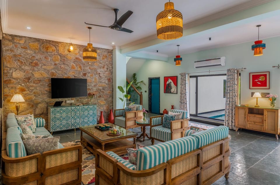 Communal lounge/ TV room, TV and multimedia, Living room, Seating area, air conditioner