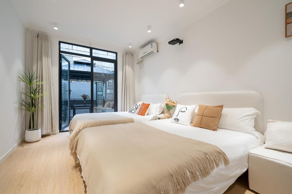 YunXuan - Generous Central Flat with Exclusive Courtyard Apartment in Shanghai
