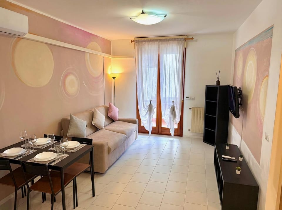 TV and multimedia, Living room, Seating area, Dining area, air conditioner
