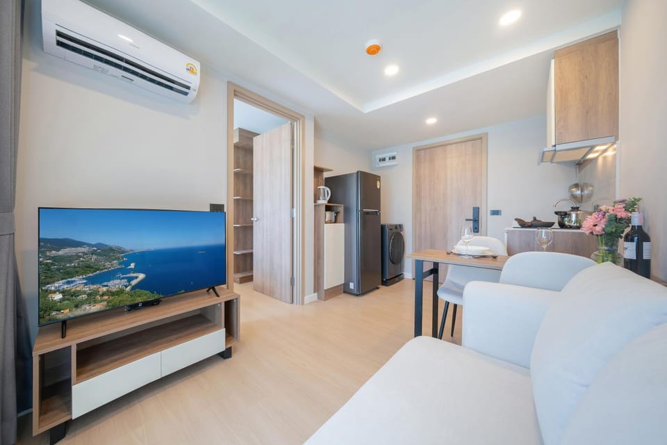 TV and multimedia, Kitchen or kitchenette, Living room, Seating area, Dining area, air conditioner