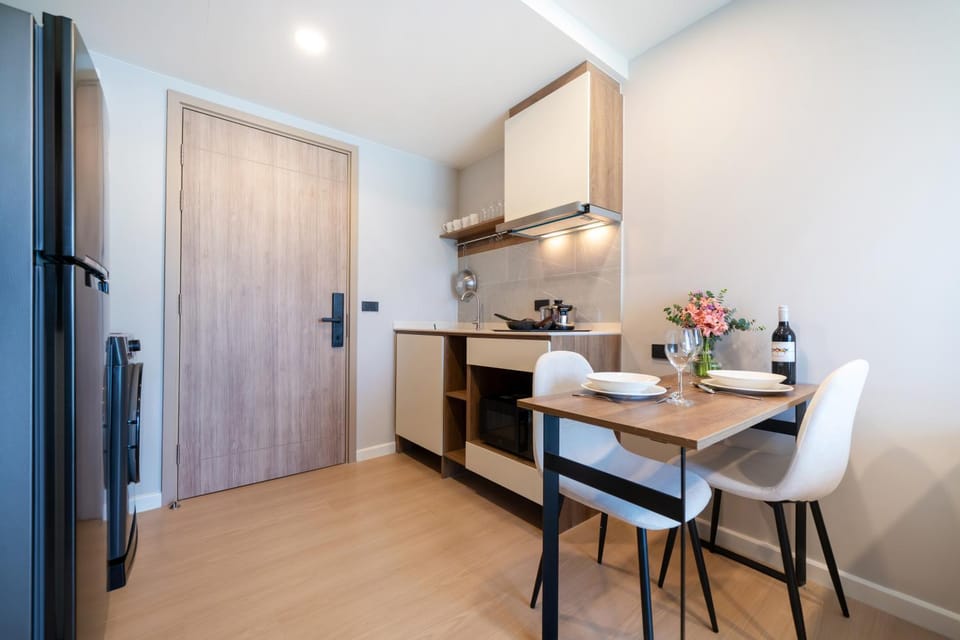 Kitchen or kitchenette, Dining area, stove