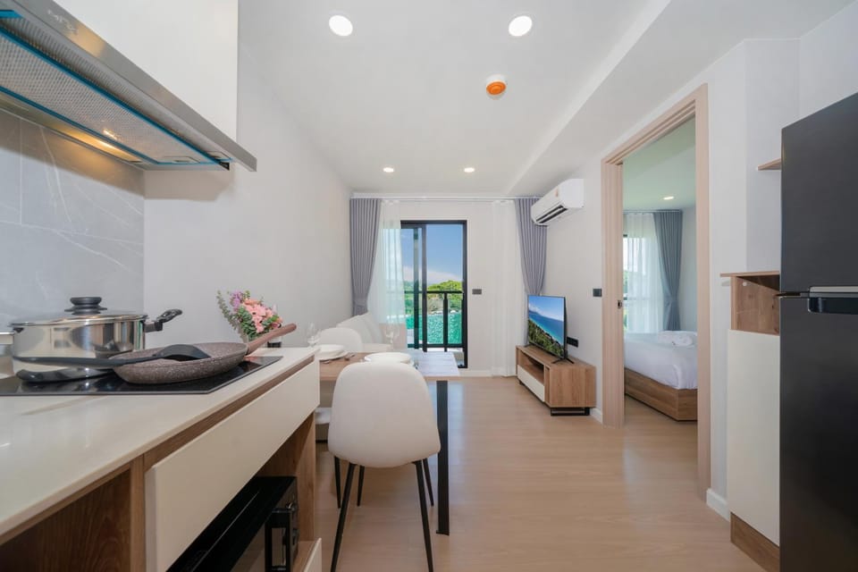 TV and multimedia, Kitchen or kitchenette, Living room, Photo of the whole room, Seating area, Dining area, Bedroom