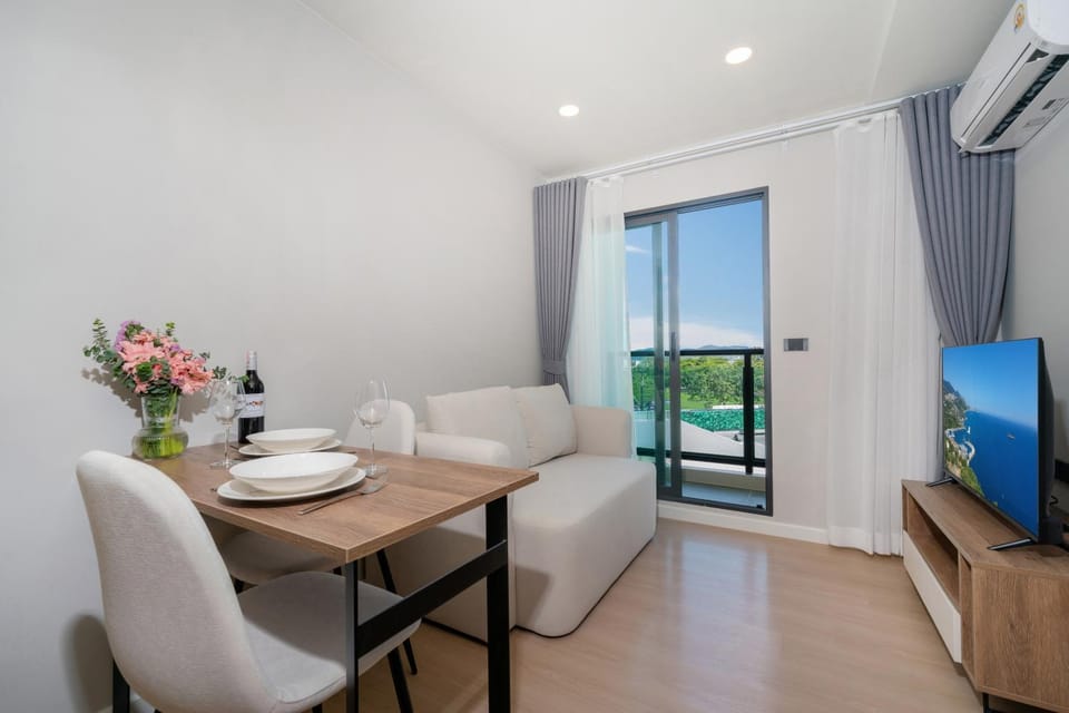 TV and multimedia, Living room, Seating area, Dining area, air conditioner