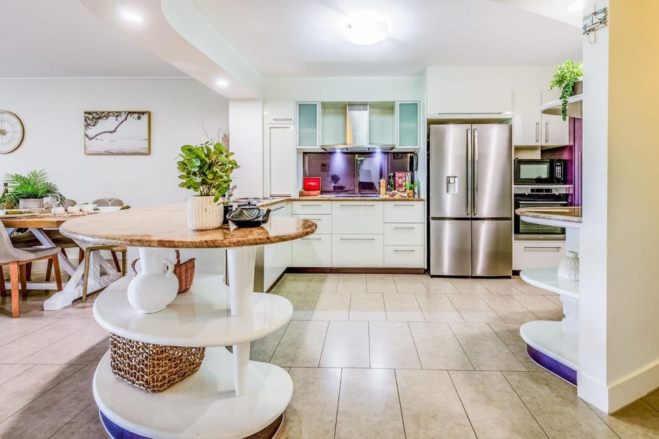 Kitchen or kitchenette, oven