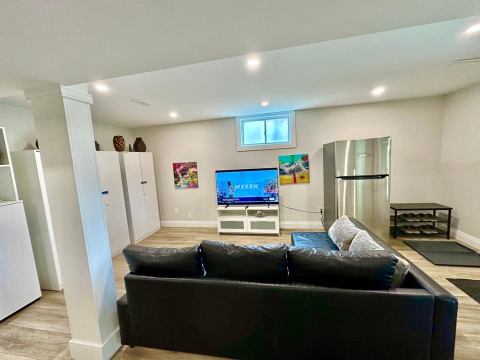 Luxurious Pvt room & Pvt heated floor bathroom near Airport Vacation rental in Kitchener