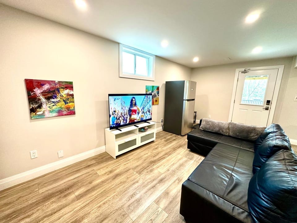 Luxurious Pvt room & Pvt heated floor bathroom near Airport Vacation rental in Kitchener