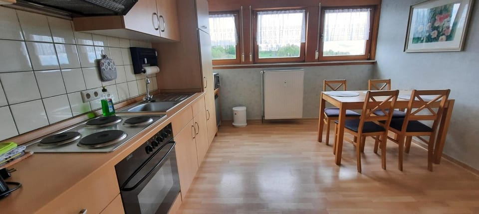 Kitchen or kitchenette, Dining area, stove