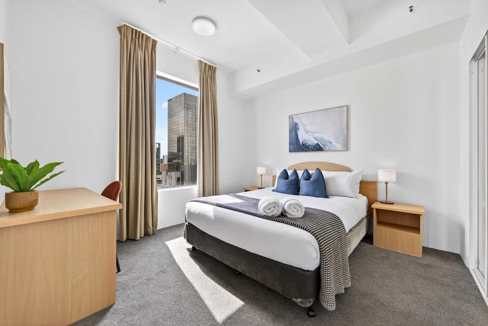 Skyline & Harbour Views-Top Floor Apartment in Perth