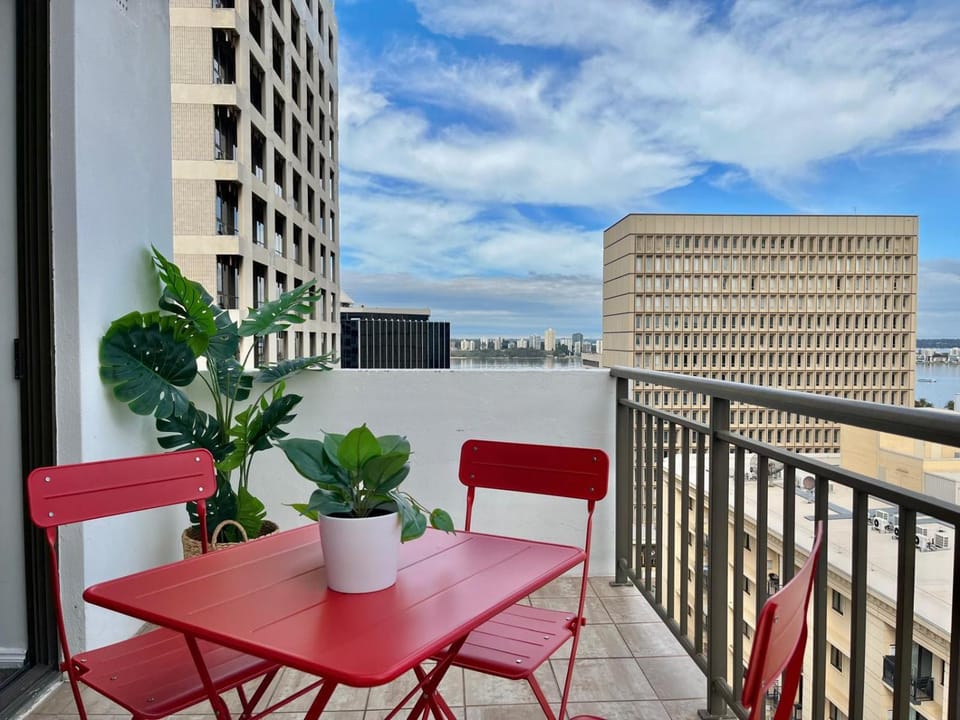 Skyline & Harbour Views-Top Floor Apartment in Perth