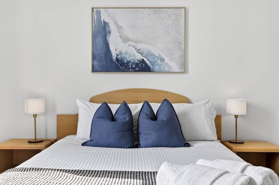 Skyline & Harbour Views-Top Floor Apartment in Perth