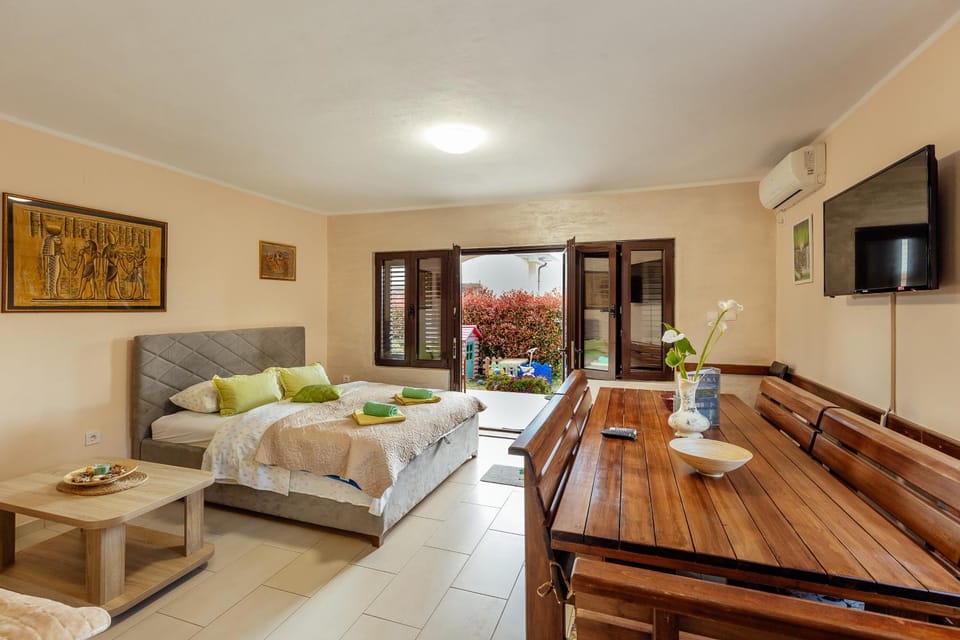 Bed, Dining area, Bedroom