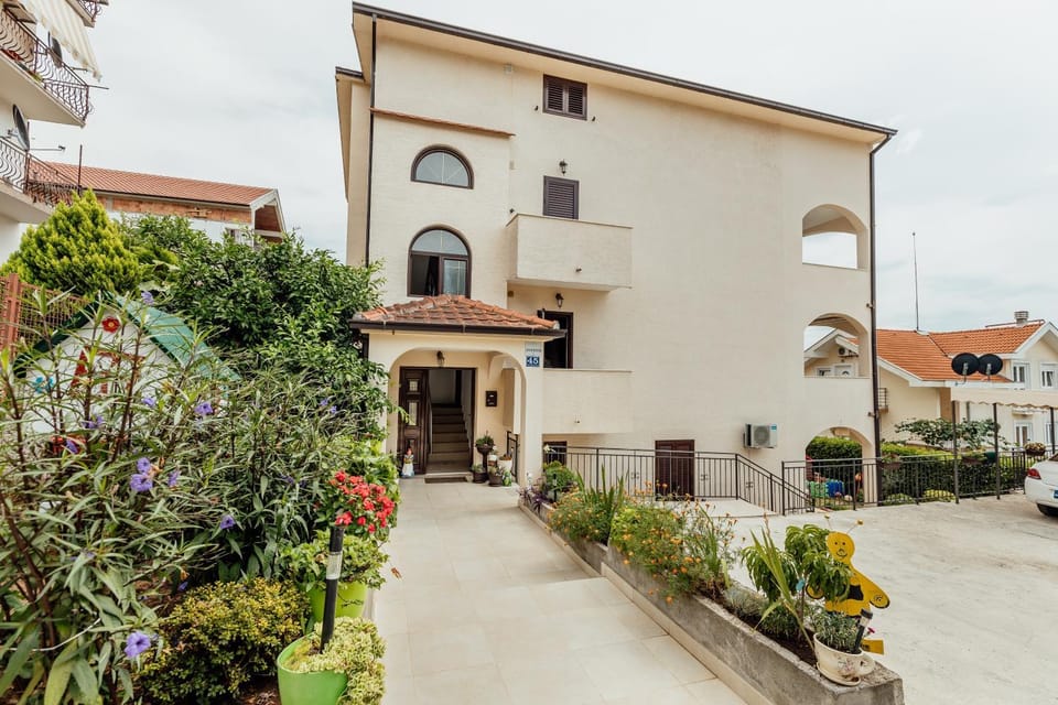 Property building, Neighbourhood, Garden view