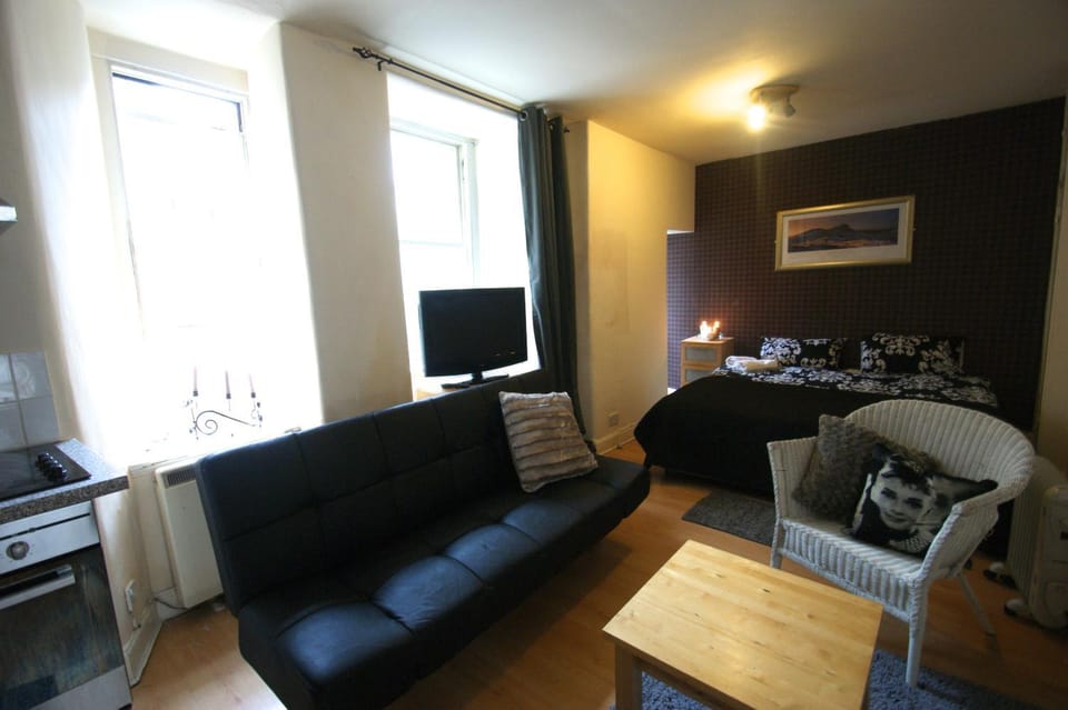 TV and multimedia, Seating area, Bedroom
