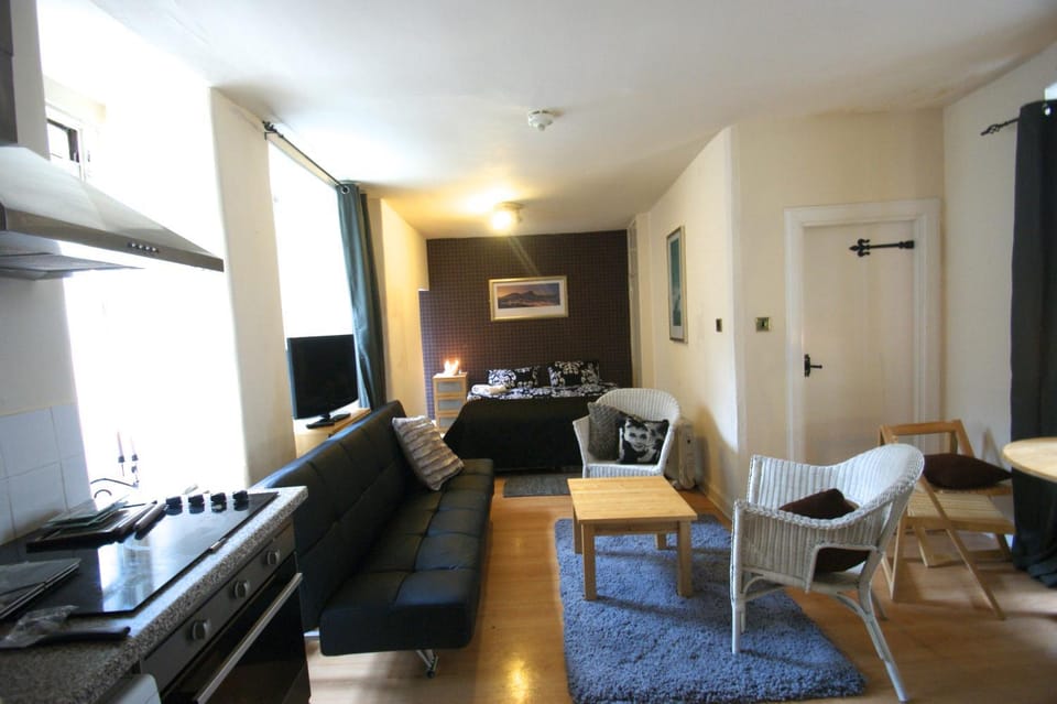Kitchen or kitchenette, Seating area, Bedroom