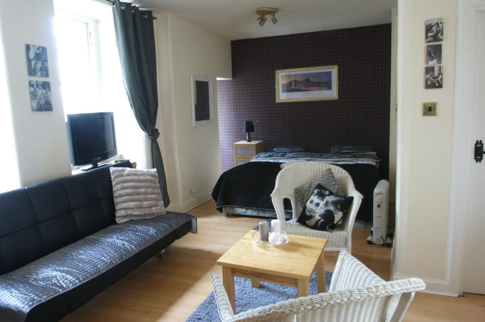 TV and multimedia, Seating area, Bedroom