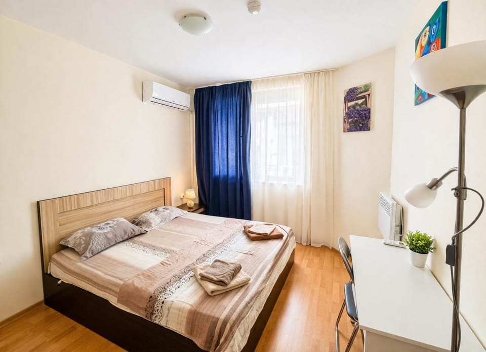 Bed, Bedroom, towels, air conditioner
