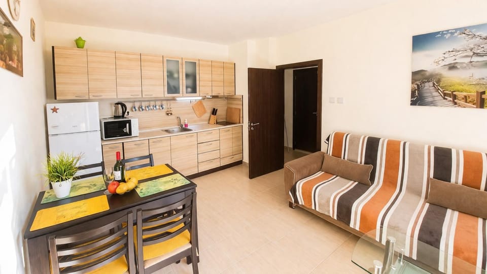 Kitchen or kitchenette, Seating area, Dining area, oven, stove