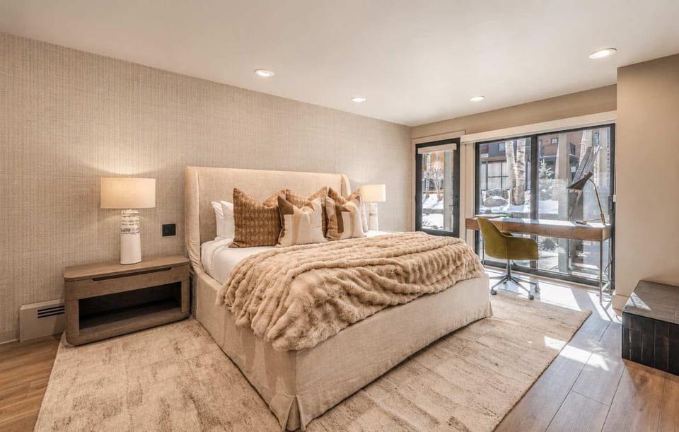 New Luxurious 4BR w Central AC in Aspen's Core House in Aspen