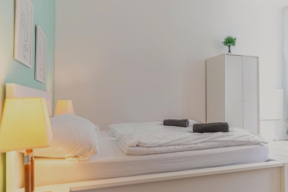 Bed, Bedroom, towels