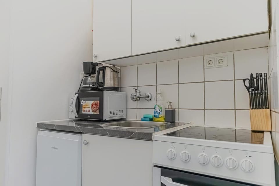 Coffee/tea facilities, Kitchen or kitchenette, stove