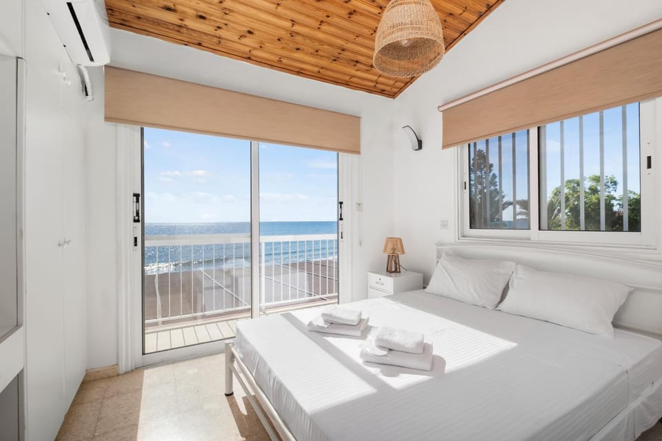 Bed, View (from property/room), Balcony/Terrace, Bedroom, Sea view, towels