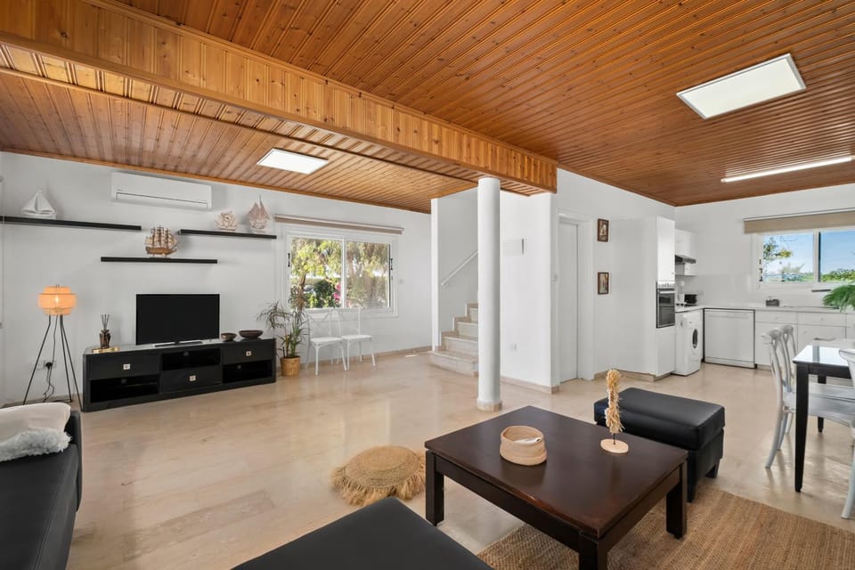 TV and multimedia, Kitchen or kitchenette, Living room, Seating area, Dining area