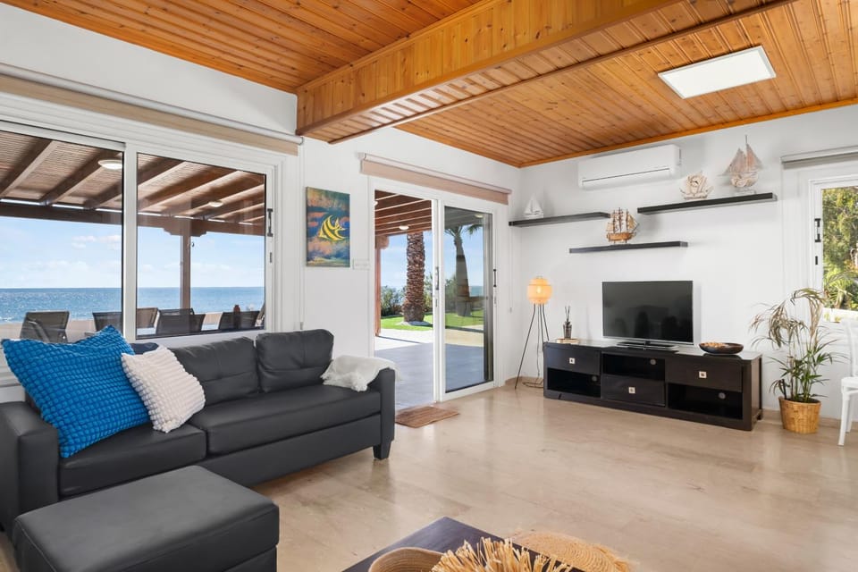 Communal lounge/ TV room, TV and multimedia, Living room, Seating area, Evening entertainment