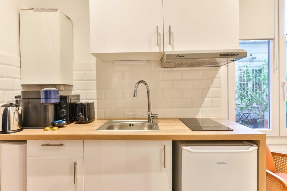 Coffee/tea facilities, Kitchen or kitchenette, stove