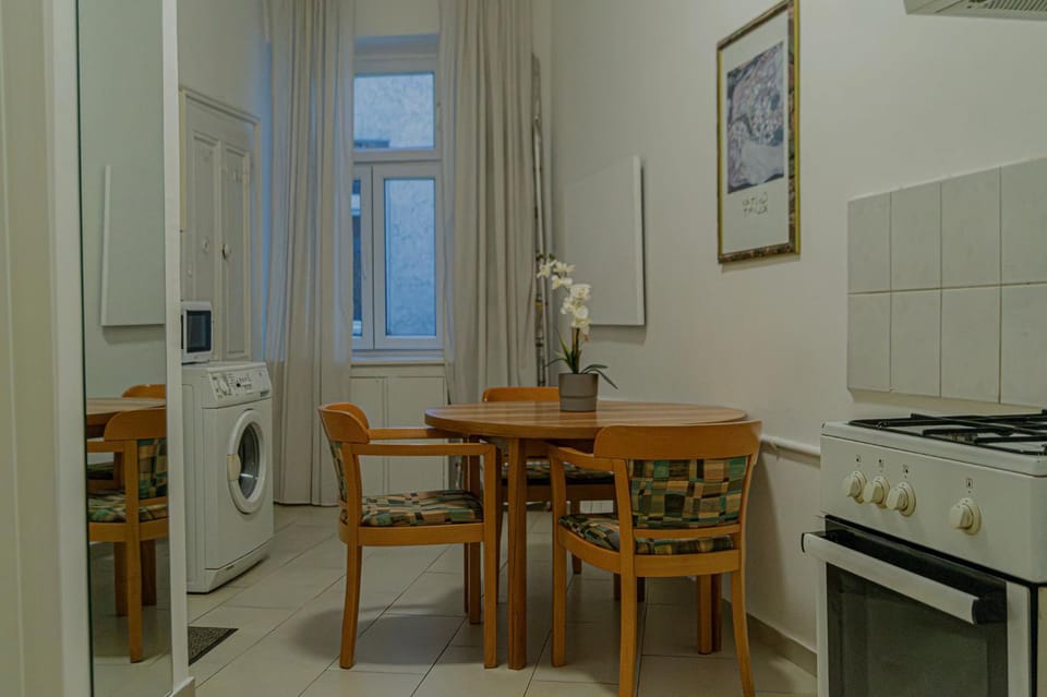 Kitchen or kitchenette, Seating area, Dining area, oven, stove, washing machine
