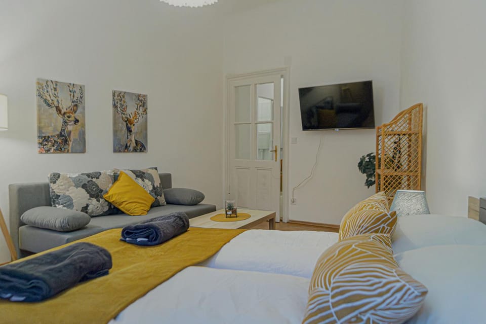 Bed, TV and multimedia, Seating area, Bedroom