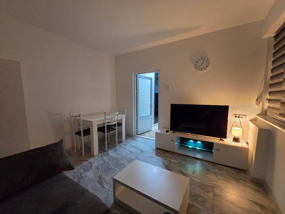 Communal lounge/ TV room, TV and multimedia, Living room, Seating area, Evening entertainment