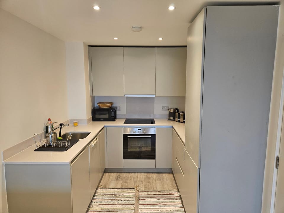 Stylish 1BDR Flat with 24hr Concierge East Croydon Apartment in Croydon