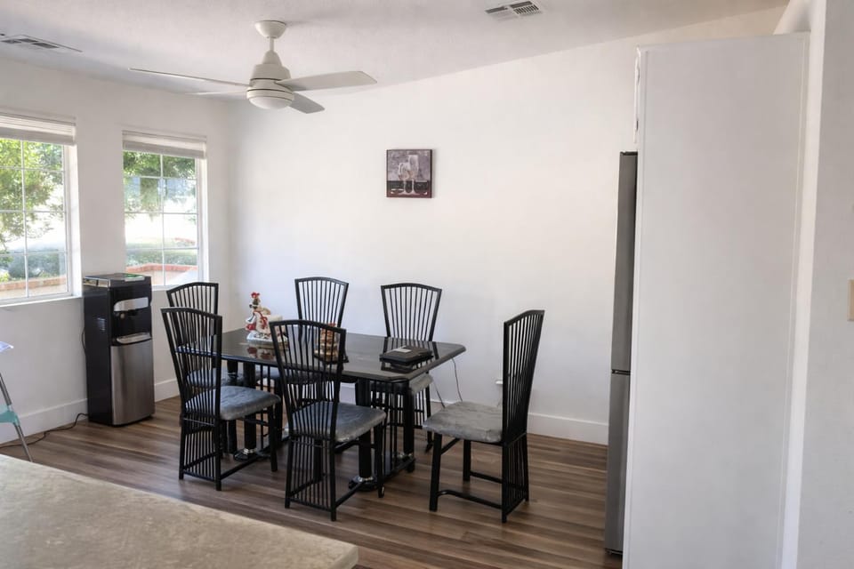 Seating area, Dining area