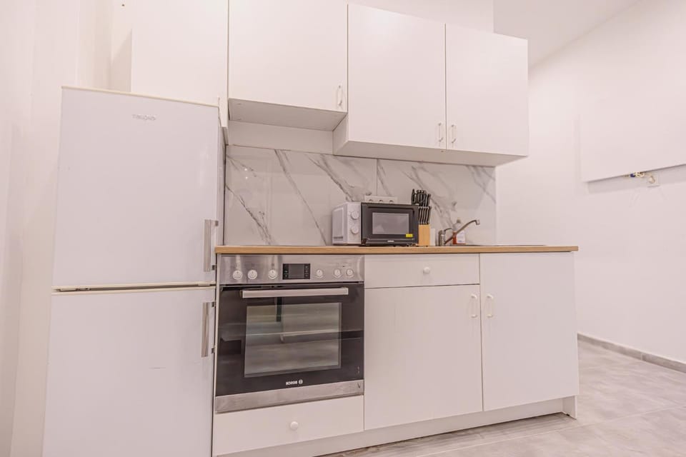 Coffee/tea facilities, Kitchen or kitchenette, oven, stove, toaster