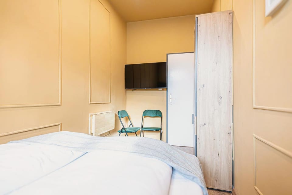 Bed, TV and multimedia, Bedroom, wardrobe