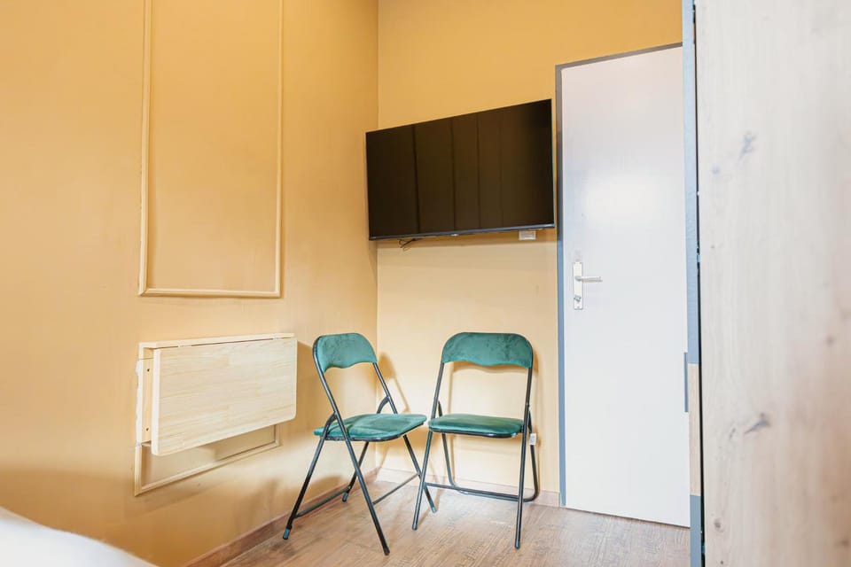 Bed, TV and multimedia, Seating area, Bedroom, internet, wardrobe