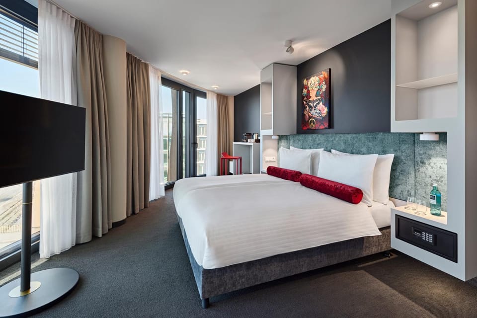 Bed, TV and multimedia, Photo of the whole room, Bedroom