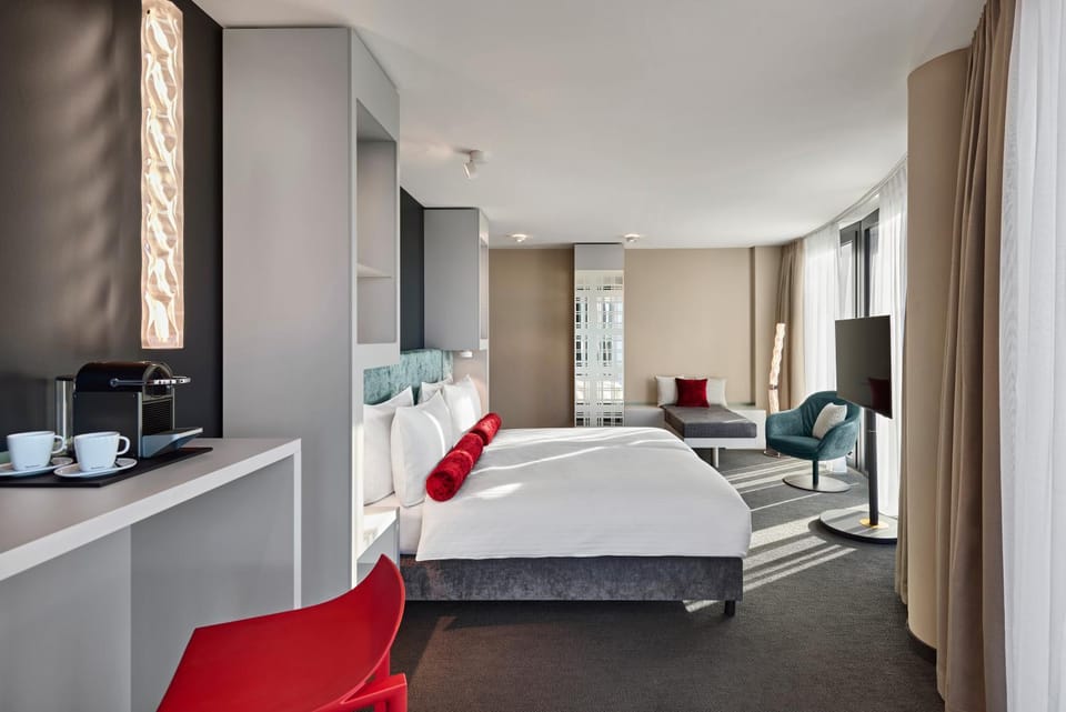 Bed, TV and multimedia, Photo of the whole room, Seating area, Bedroom