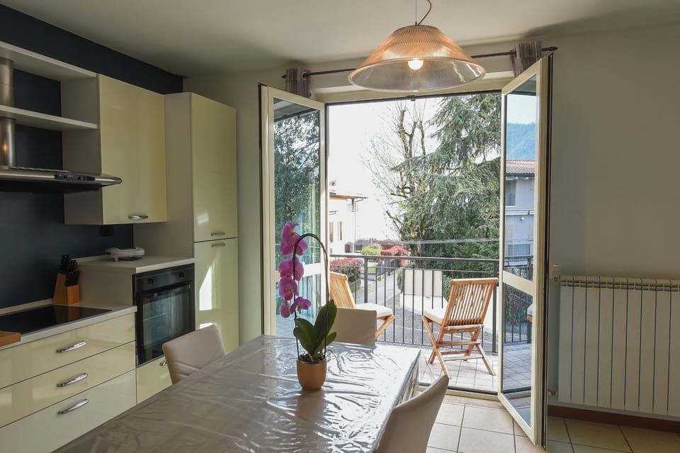 Balcony/Terrace, Kitchen or kitchenette, Dining area, Lake view