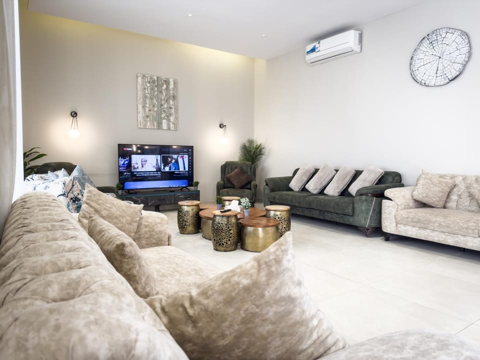 Communal lounge/ TV room, TV and multimedia, Living room, Seating area, Evening entertainment, air conditioner