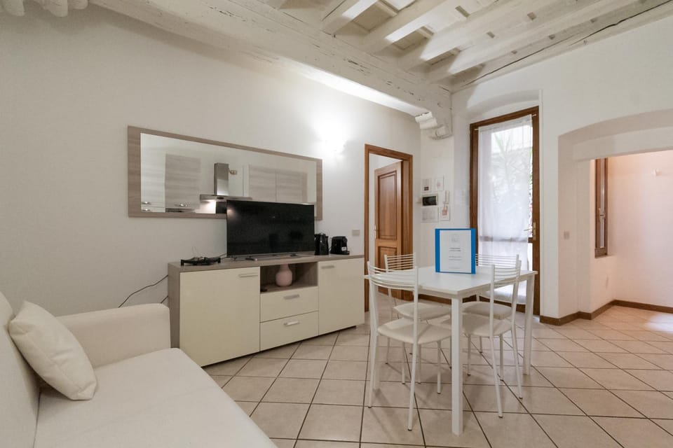 TV and multimedia, Kitchen or kitchenette, Living room, Seating area, Dining area