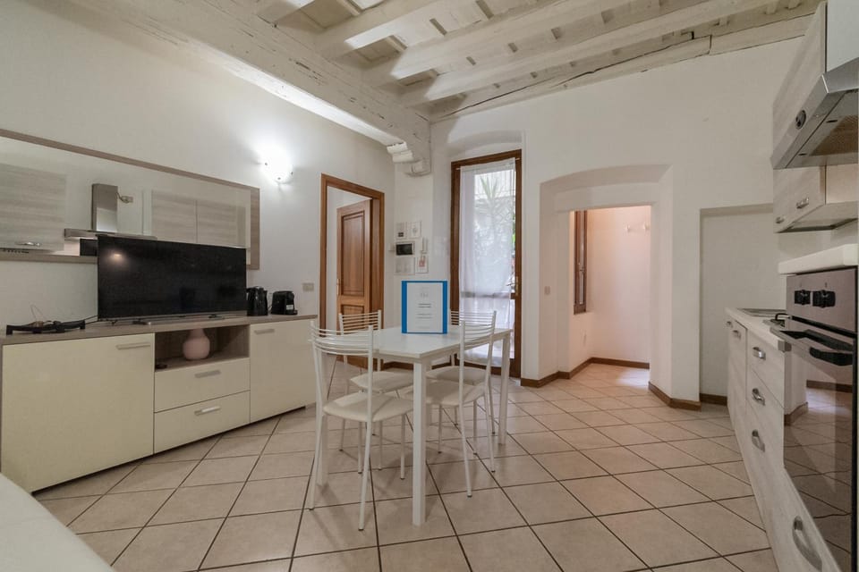 Kitchen or kitchenette, Dining area, dishwasher, oven, pet friendly, stove, toaster