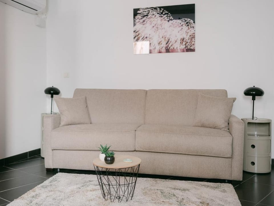 Living room, Seating area, air conditioner