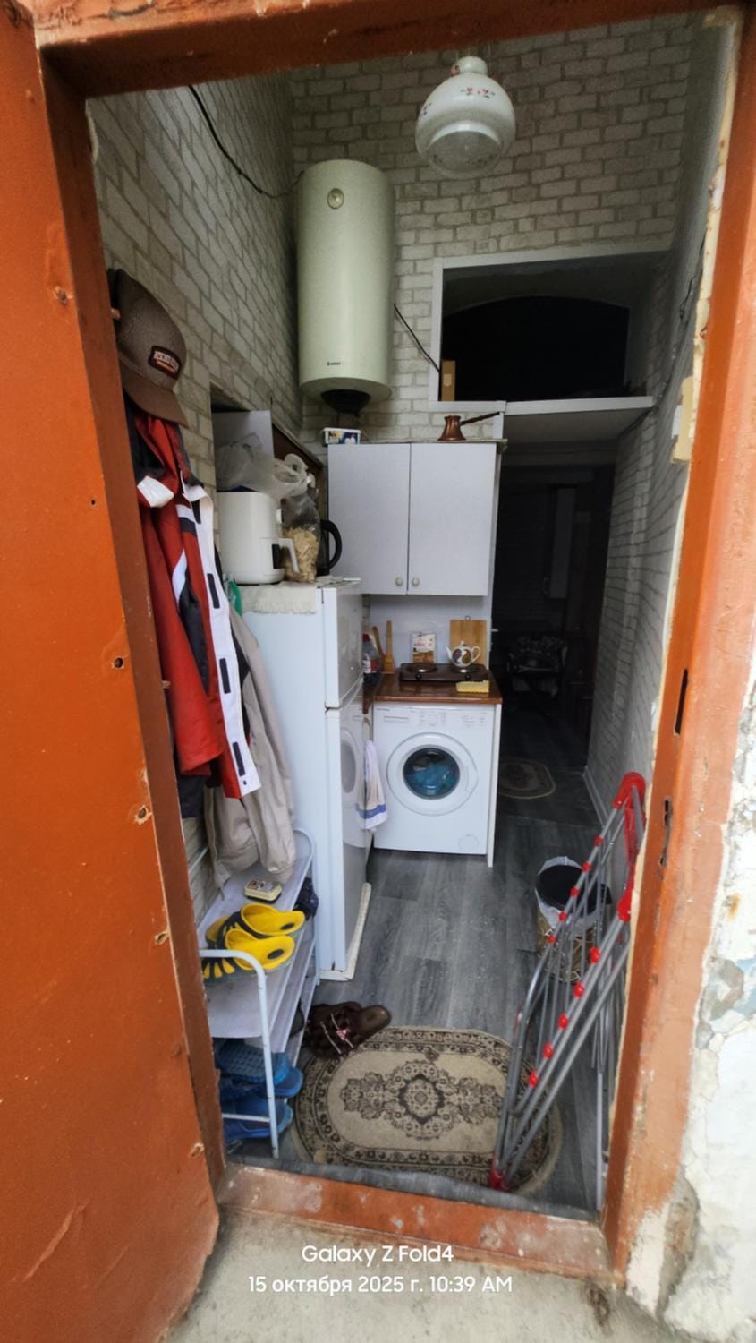 Kitchen or kitchenette, washing machine
