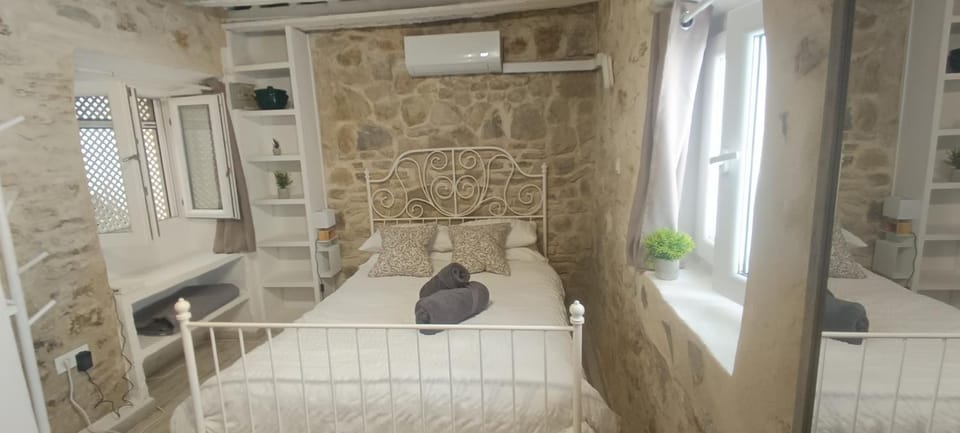 Bedroom, towels, air conditioner