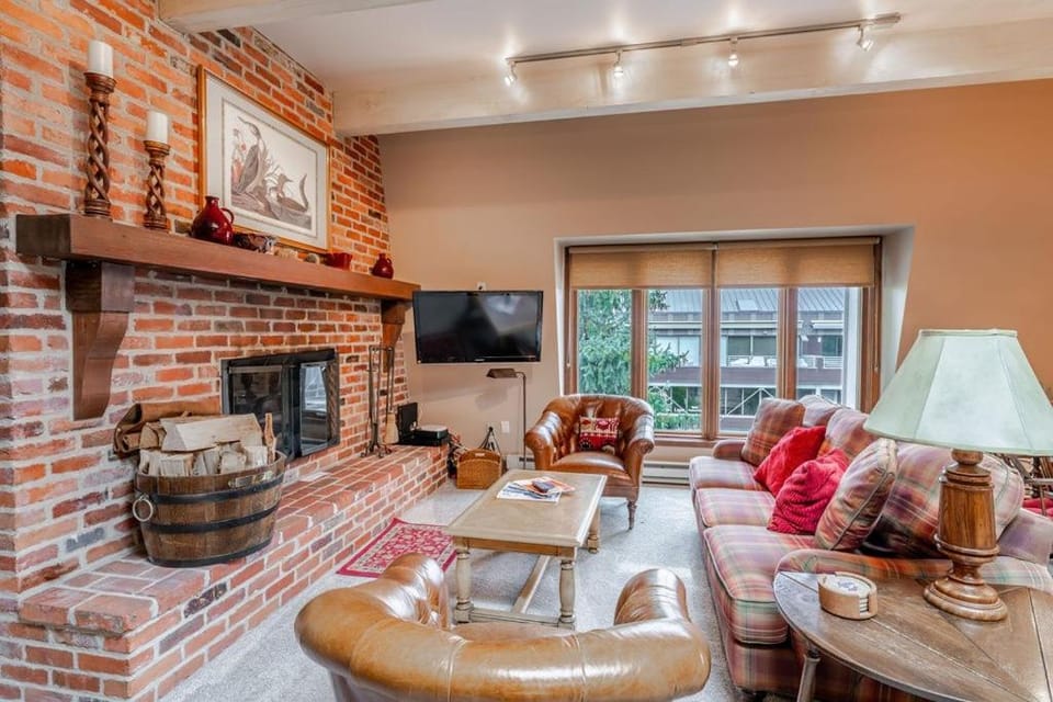 Aspen Downtown 2BR Ski Condo with Fireplace - CD 17 condo Apartment in Aspen