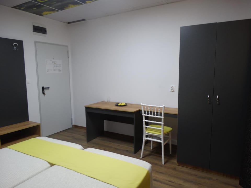 Bed, Photo of the whole room, Bedroom, hair dresser, heating, wardrobe