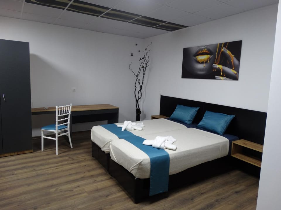 Bed, Photo of the whole room, Seating area, Bedroom, towels