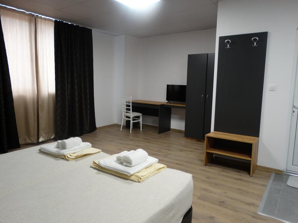 Bed, TV and multimedia, Photo of the whole room, Bedroom, towels, wardrobe